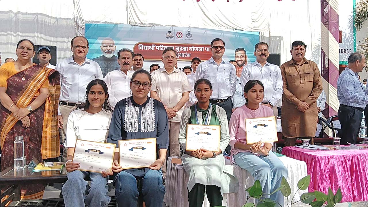 100 प्रतिशत परिणाम देने वाले 25 राजकीय स्कूलों के प्रिंसिपल को प्रशंसा पत्र देकर किया सम्मानित