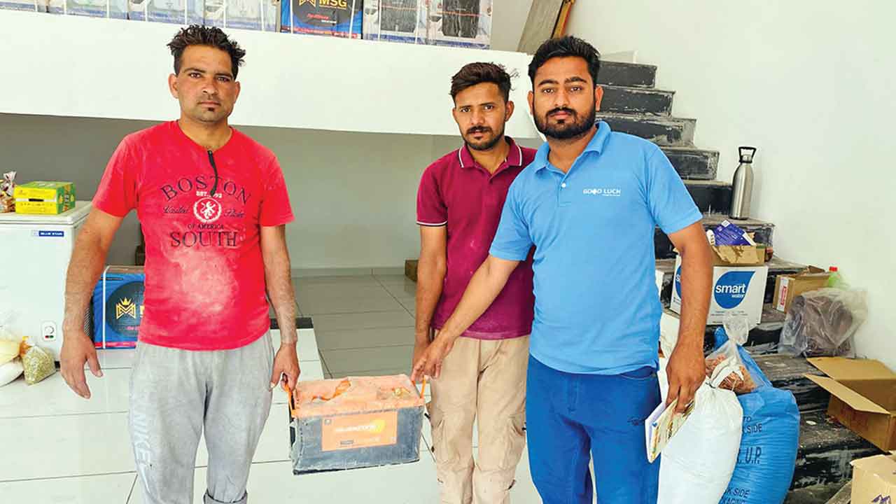 Honesty: डेरा श्रद्धालु ने ट्रैक्टर की नई बैटरी असली मालिक को सही-सलामत वापिस लौटाई