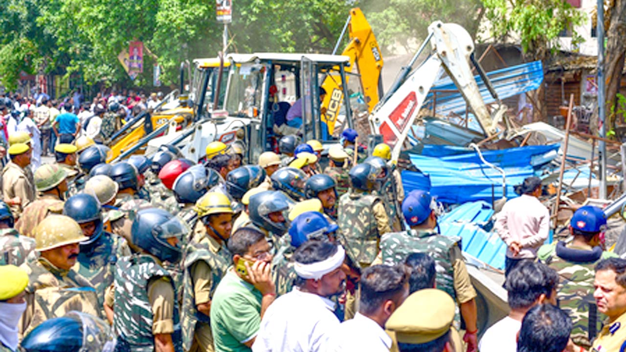 Lucknow Bulldozer Action: लखनऊ कोर्ट परिसर में चला बुलडोजर, वकीलों के 240 चैंबर और दुकानें ध्वस्त