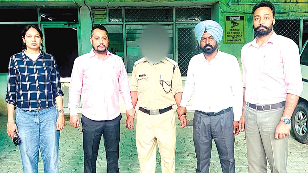 ग्लाडा कार्यालय का सिक्योरिटी गार्ड 5 हजार की रिश्वत लेते काबू 