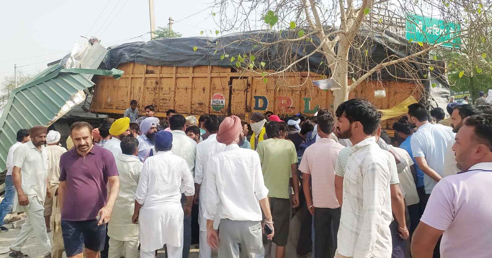 मलोट नेशनल हाईवे व लेबर चौक पर बेकाबू ट्रक ने ली दो की जान , एक गंभीर 