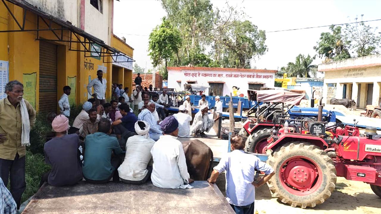 सम्भलहेड़ा सहकारी केंद्र पर खाद को लेकर हंगामा, ब्लैक में बिक्री के आरोप