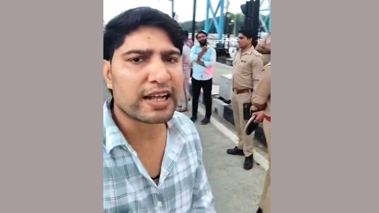 वार्षिक फास्टैग के बावजूद मांगा कैश टोल, मुझेडा टोल प्लाजा पर हंगामा; युवक ने लगाए गंभीर आरोप