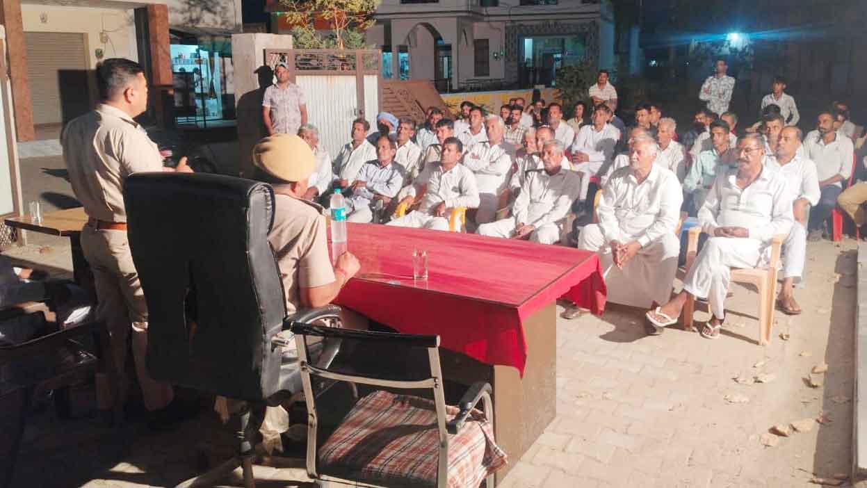 नशा मुक्ति और साइबर सुरक्षा पर किया जागरूक, धन्नासर गांव में लगी पुलिस की 'रात्रि चौपाल'