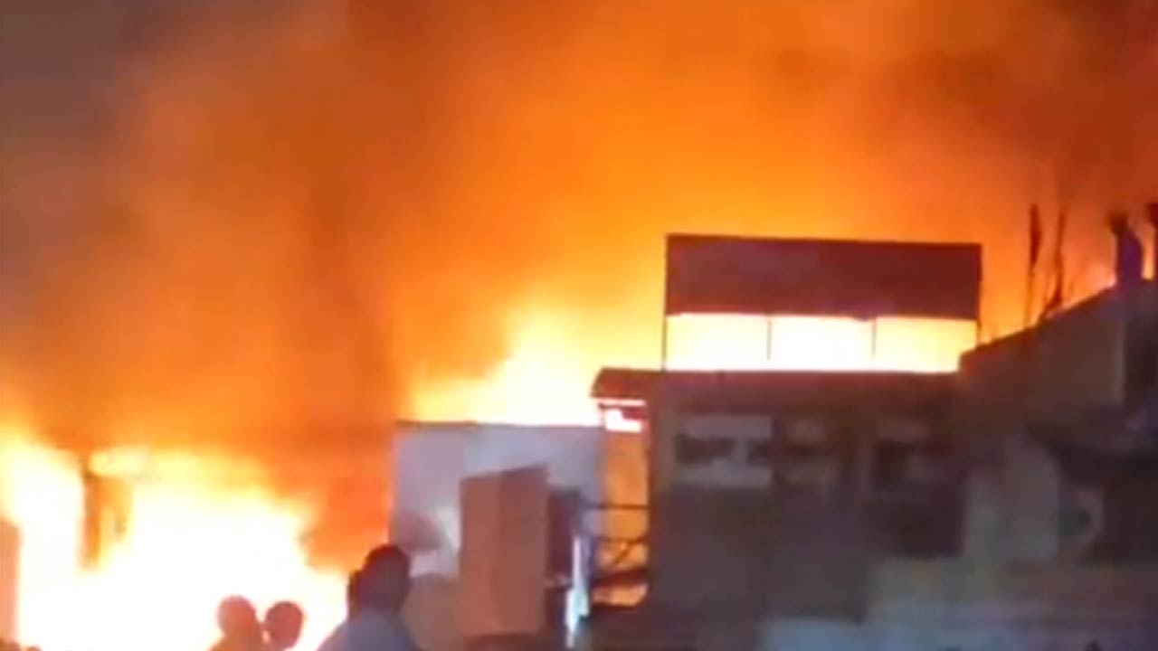 Noida Fire News: शाहबेरी फर्नीचर मार्केट में भीषण आग, 8 दुकानें जलकर राख