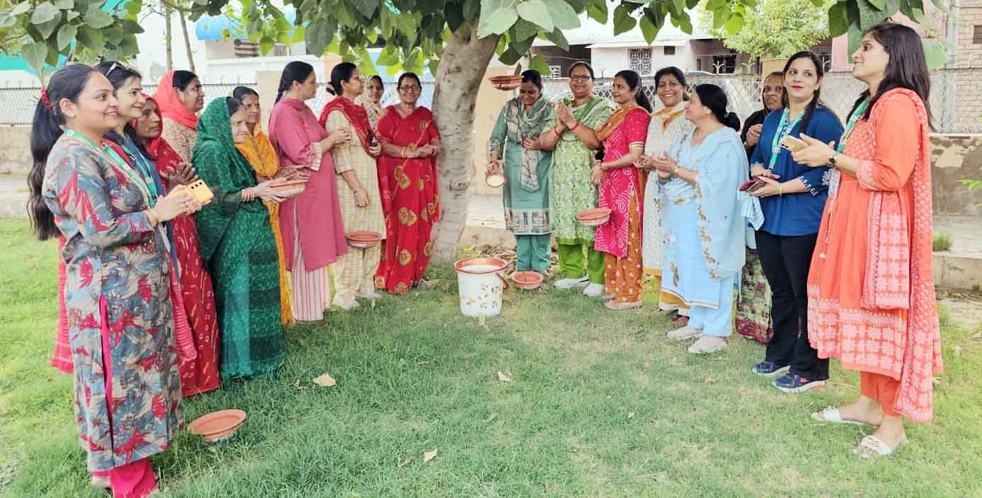 भीषण गर्मी में पक्षियों के लिए चलाया परिंडा अभियान 