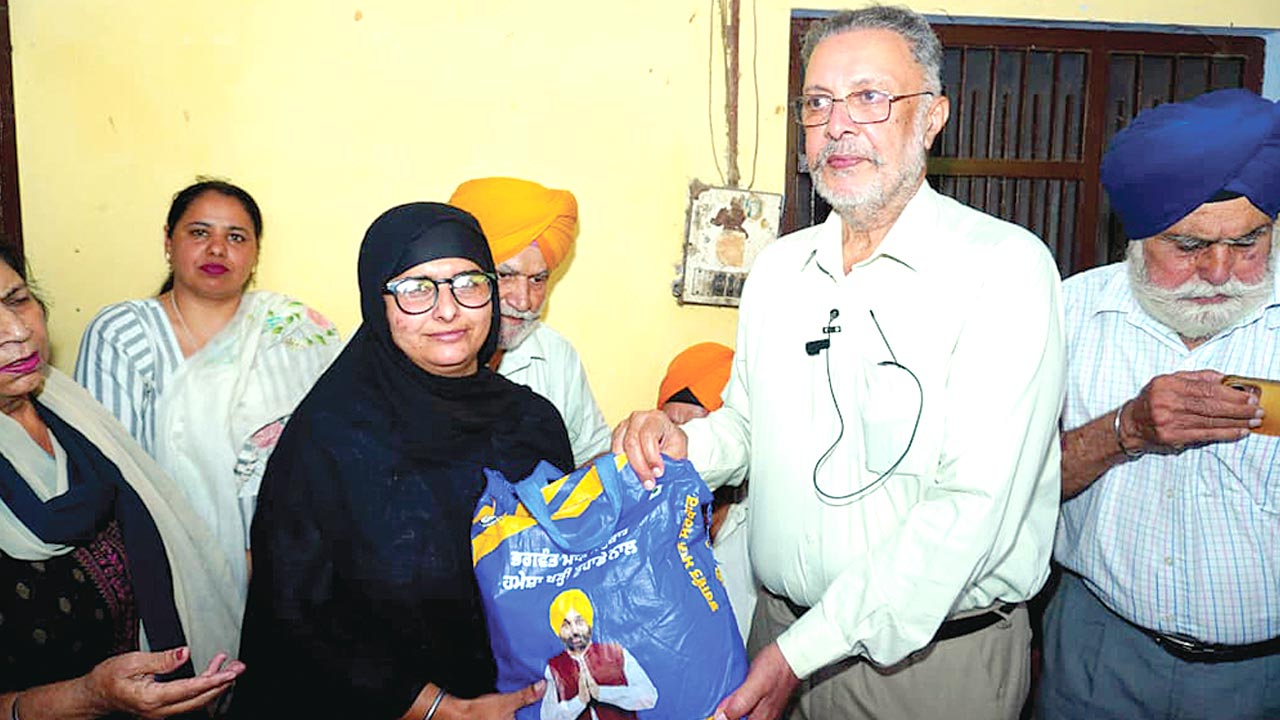 Meri Rasoi Yojana: स्वास्थ्य मंत्री ने पटियाला में राशन किटें वितरित कर शुरु की ‘मेरी रसोई’ 