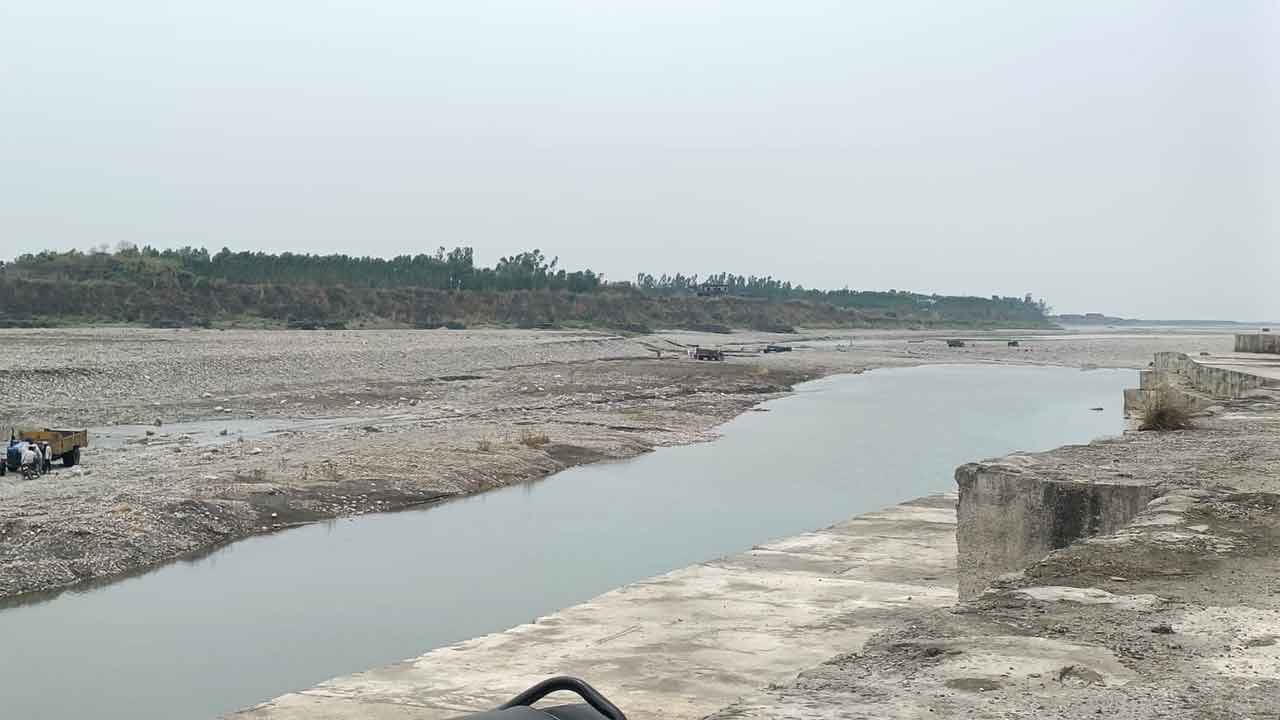 ताजेवाला लाल टोपी घाट पर अवैध खनन का खेल जारी, विभागीय मिलीभगत के आरोप