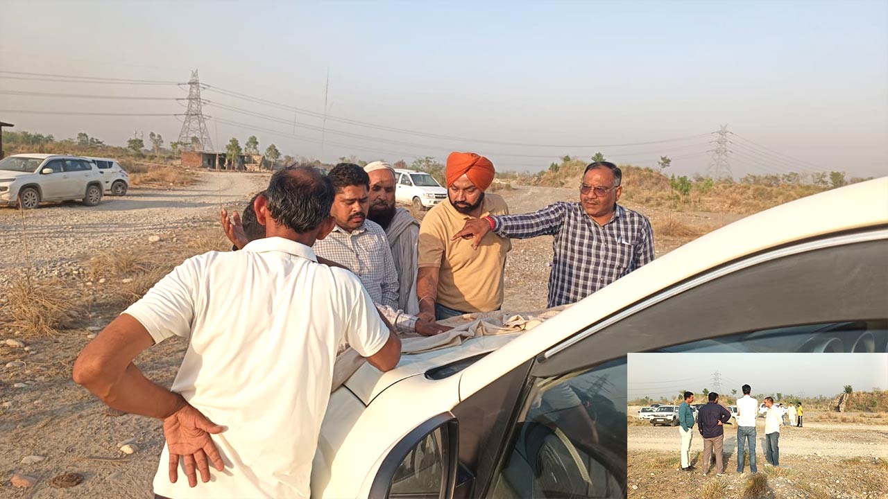 ताजेवाला में सीएम फ्लाइंग और विजिलेंस टीम की छापामारी, पंचायती जमीन पर पत्थरों का  स्टॉक करने का आरोप