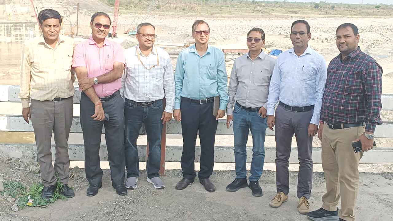 सेंट्रल वॉटर कमीशन की टीम ने किया हथिनीकुंड बैराज पर चल रहे 146 करोड़ रुपए के डाया फ्रॉम वाल के कार्य का निरीक्षण