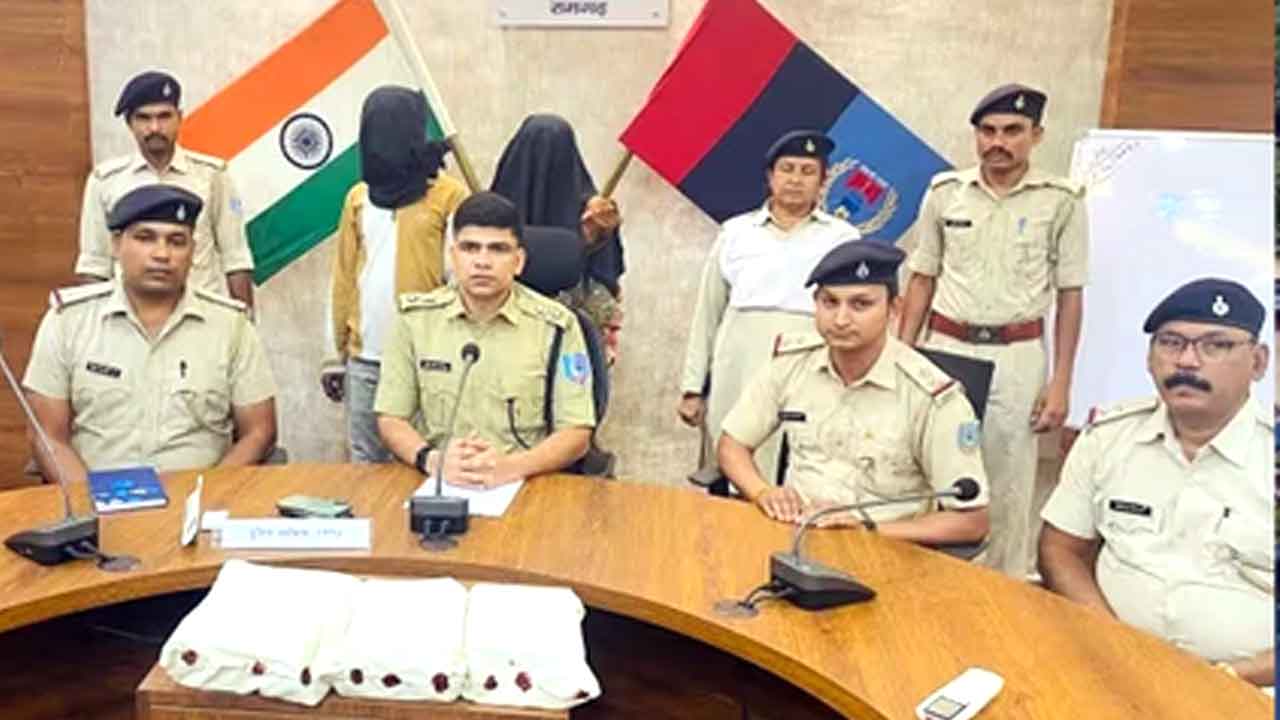 ज्वेलरी शॉप लूटकांड में जमीन के नीचे छिपे मिले लाखों के गहने, दामाद सहित महिला गिरफ्तार