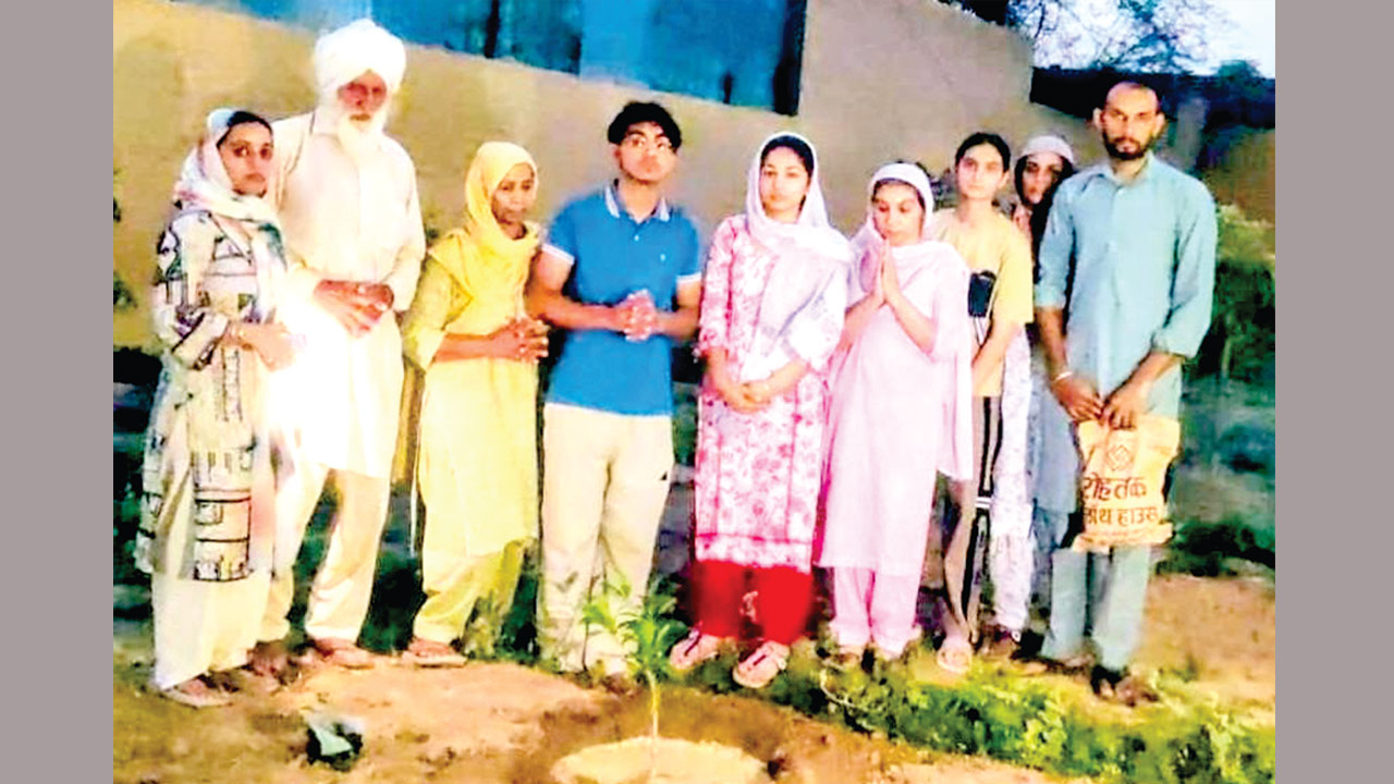 अस्थियों पर फलदार पौधा लगाकर दिया पर्यावरण संरक्षण का संदेश