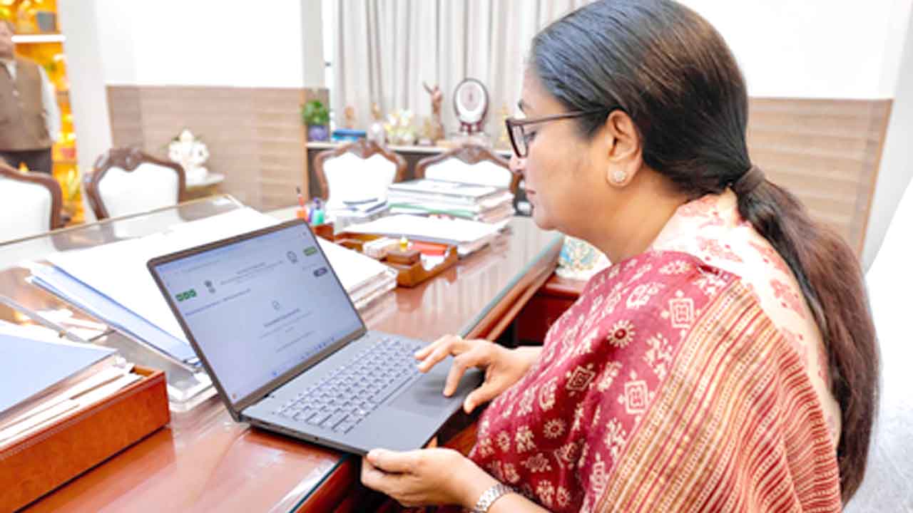 Rekha Gupta: सीएम रेखा गुप्ता ने स्व-गणना कर भरा जनगणना फॉर्म, नागरिकों से भागीदारी की अपील