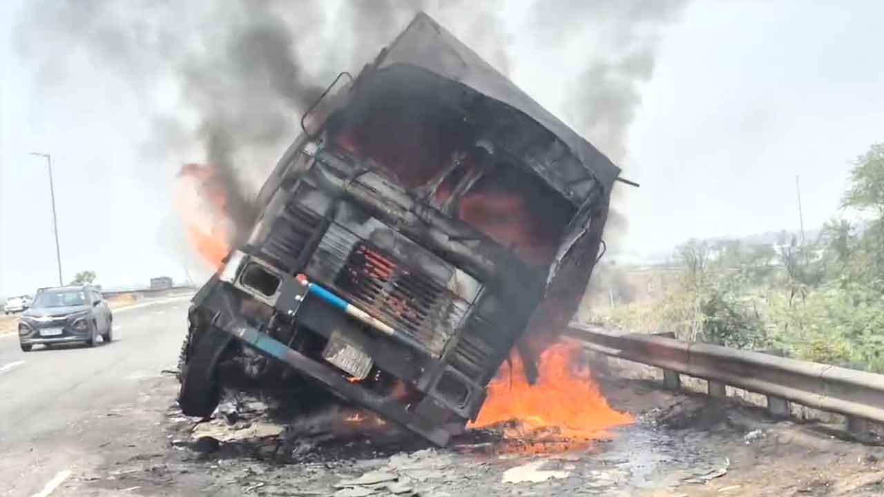 Truck Fire: मायना के पास चलते ट्रक में आग, दमकल विभाग ने कड़ी मशक्कत के बाद पाया काबू