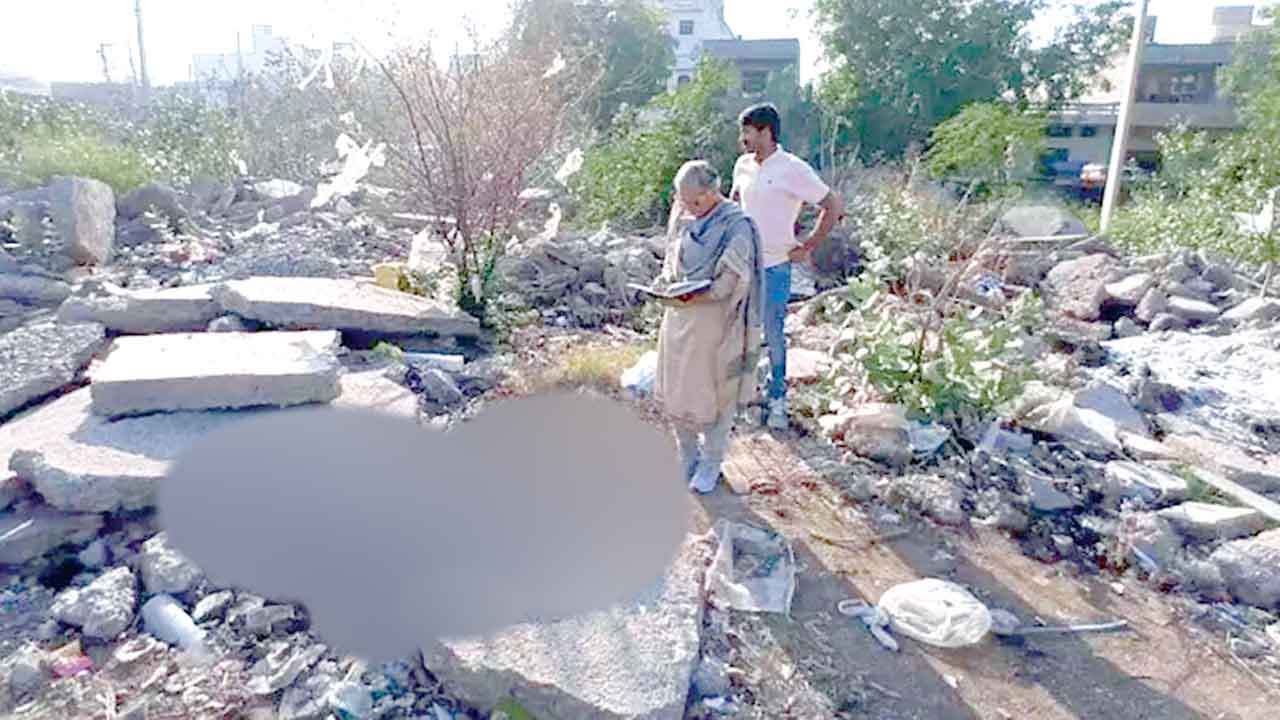युवक की तेजधार हथियार से हत्या कर झाड़ियों में फेंका शव