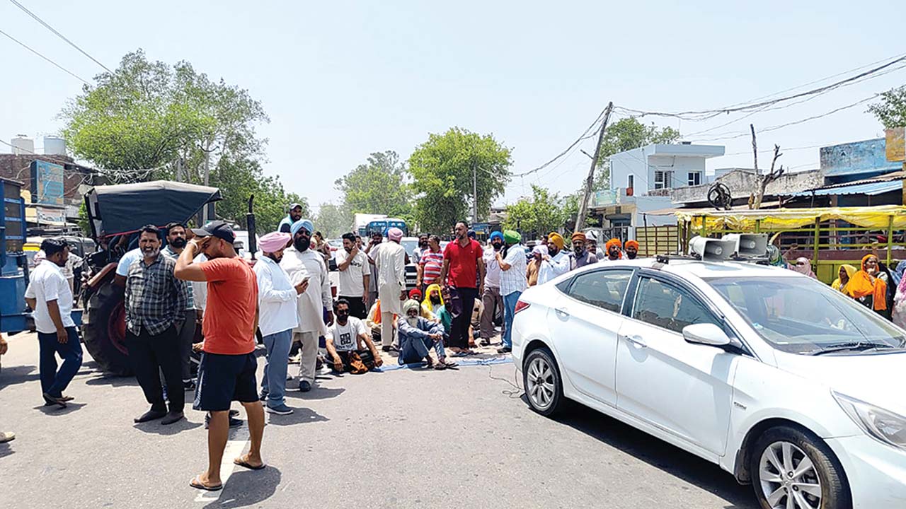 बिजली कटौती से परेशान लोगों ने पटियाला-पिहोवा हाईवे जाम कर पॉवरकॉम के खिलाफ किया प्रदर्शन