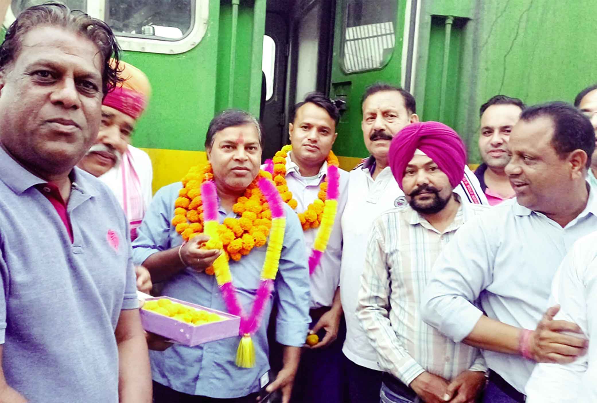 Rajasthan Railway News: बाड़मेर-हरिद्वार स्पेशल ट्रेन का संगरिया रेलवे स्टेशन पर ट्रेन पायलट का माल्यार्पण कर तथा लड्डू खिलाकर स्वागत