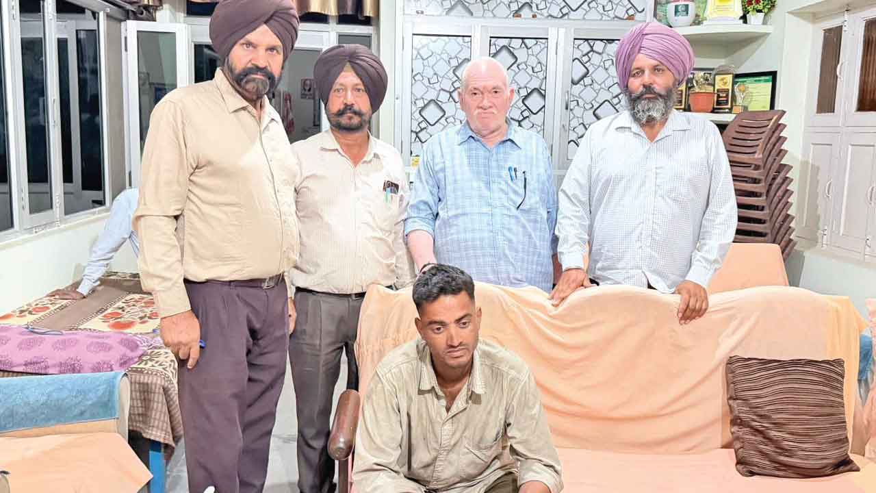 सड़क पर बेसहारा घूम रहे मंदबुद्धि युवक को आश्रम में दाखिल कराया