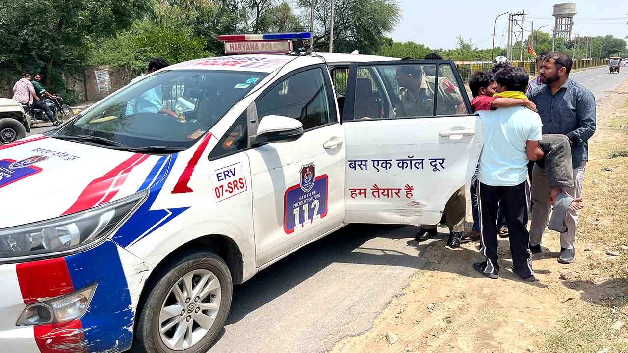 Road Accident News: मिनी बाईपास पर ट्रक की चपेट में आने से बाइक सवार दो युवक घायल