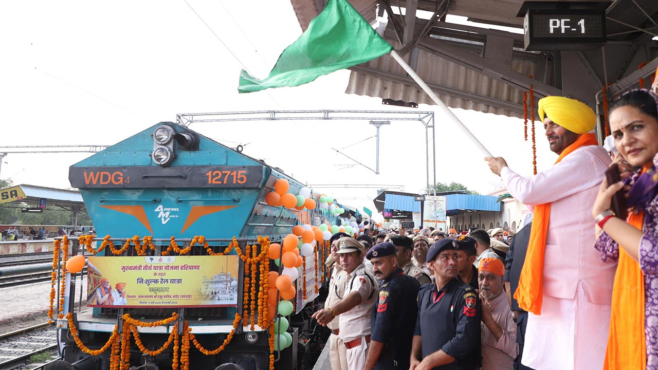 सीएम सैनी ने सिरसा से श्री नांदेड़ साहिब के लिए विशेष ट्रेन को हरी झंडी दिखाकर किया रवाना