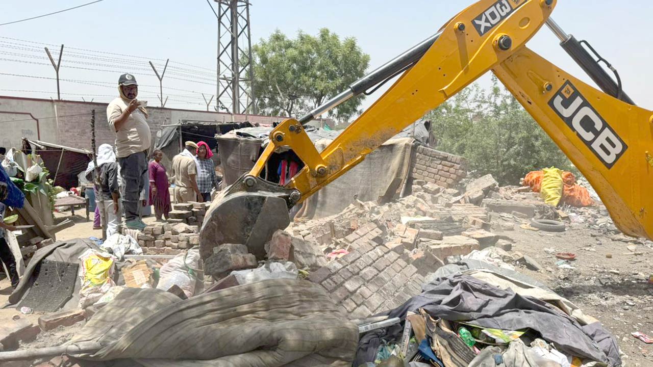 Sirsa Bulldozer Action: मेला ग्राउंड में फिर चला बुलडोजर, सरकारी जमीन से हटाए अवैध कब्जे