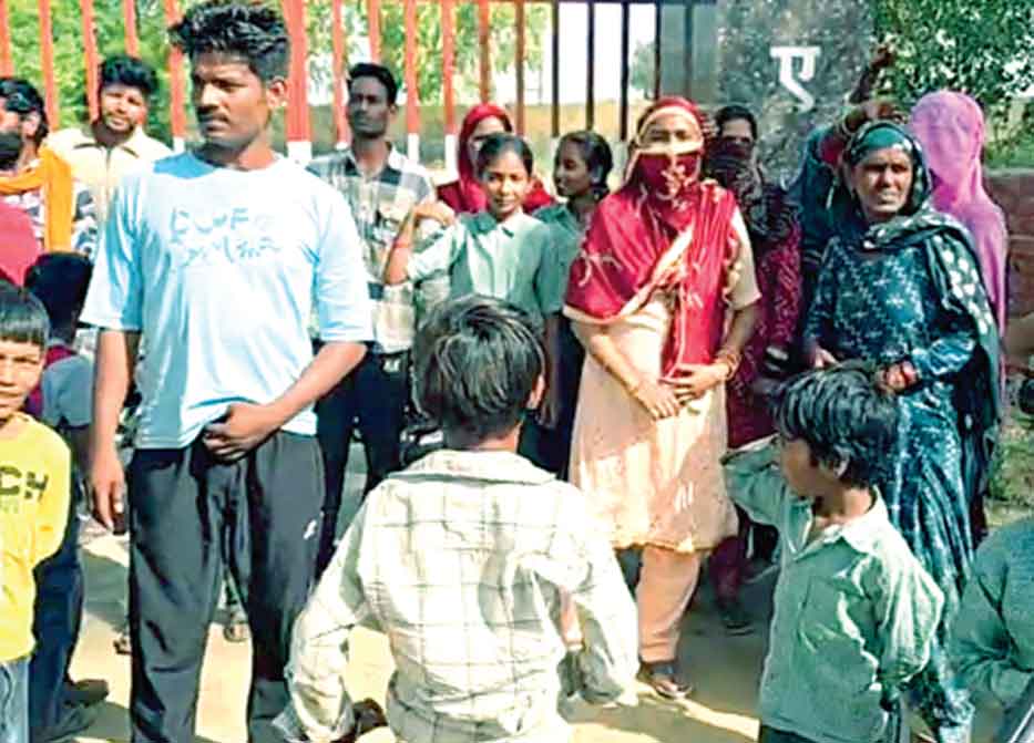 सरसा के इस स्कूल में शिक्षकों की कमी व पीने के पानी की किल्लत, ग्रामीणों ने जड़ा ताला
