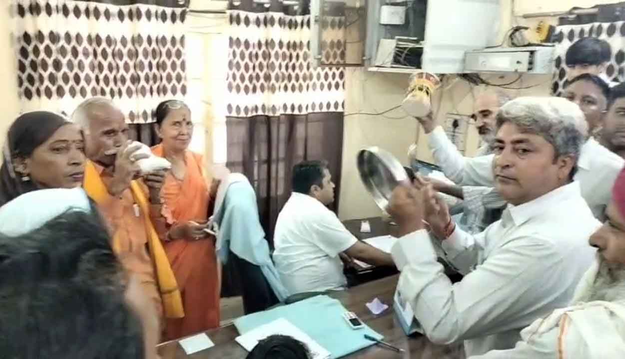 स्मार्ट मीटरों के खिलाफ प्रदर्शन, थालियां-डमरू बजाकर किया विरोध 