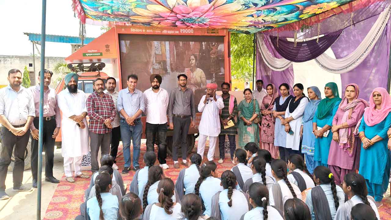 गांव सलेमगढ़ मसानी में ग्राम रथ अभियान के तहत जनकल्याणकारी योजनाओं की दी जानकारी