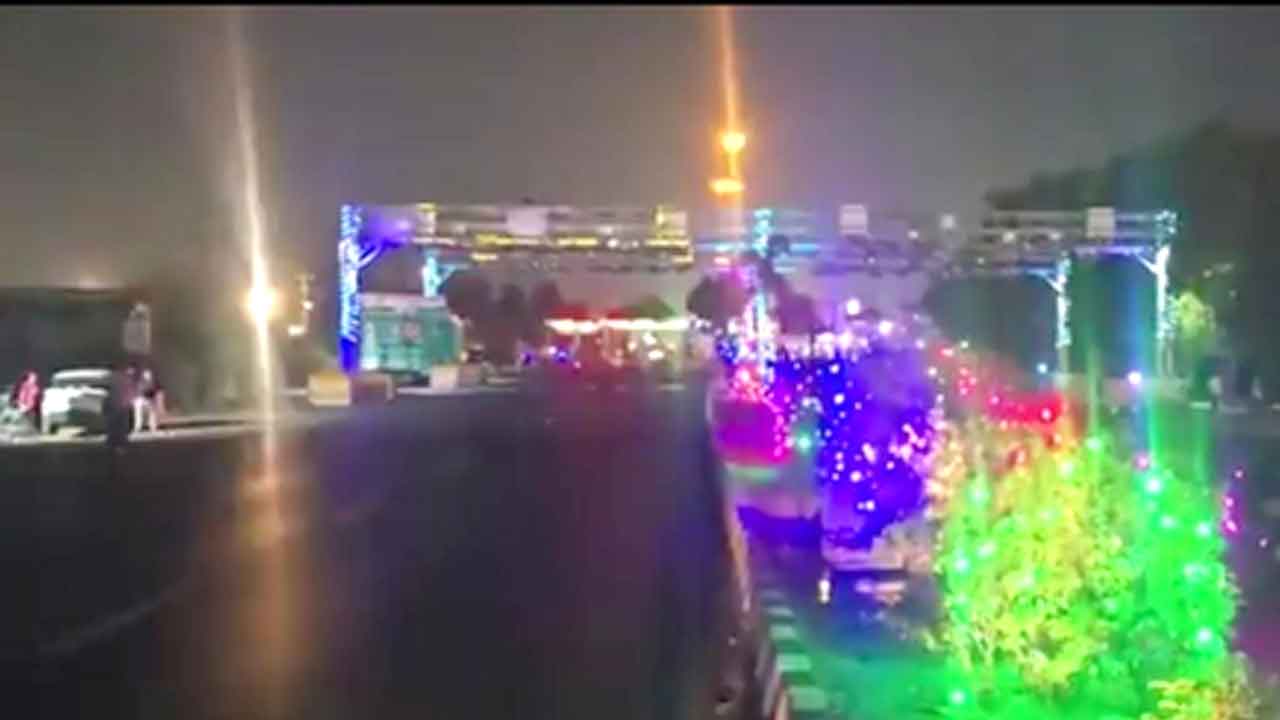 Barrier-Free Toll Plaza: सूरत में शुरू हुआ देश का पहला बैरियर-फ्री टोल प्लाजा, अब बिना रुके गुजरेंगी गाड़ियां