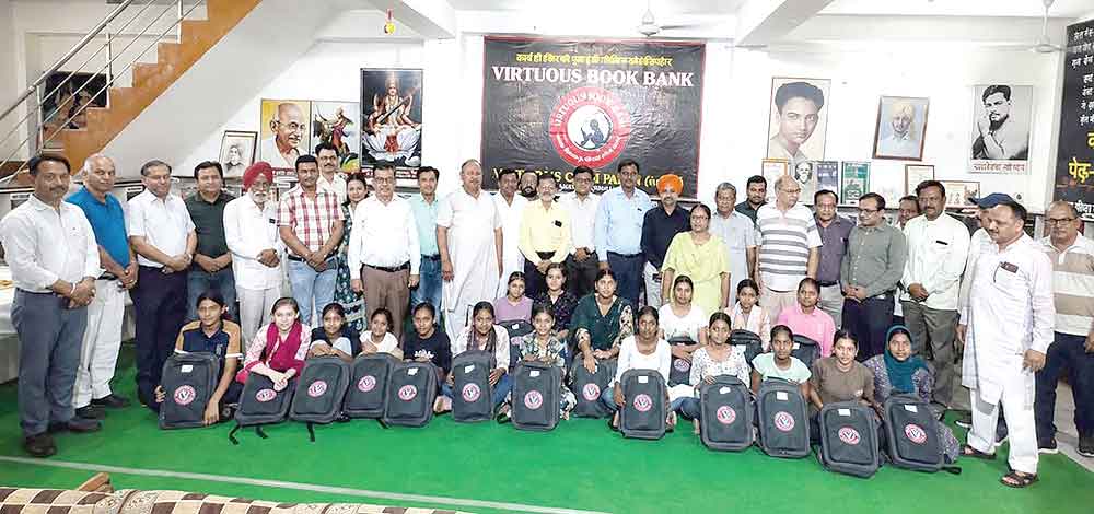 वरच्युस क्लब इंडिया के विद्यार्थी आशीर्वाद समारोह में छात्राओं को किताबें व स्कूल बैग वितरित