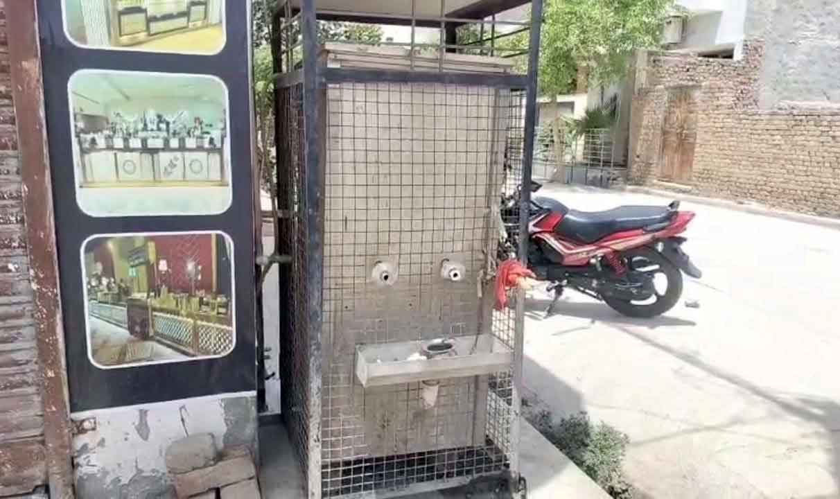 Filling Water Dispute: वाटर कूलर से पानी भरने को लेकर विवाद,  घर में घुसकर हमला व तोड़फोड़ 