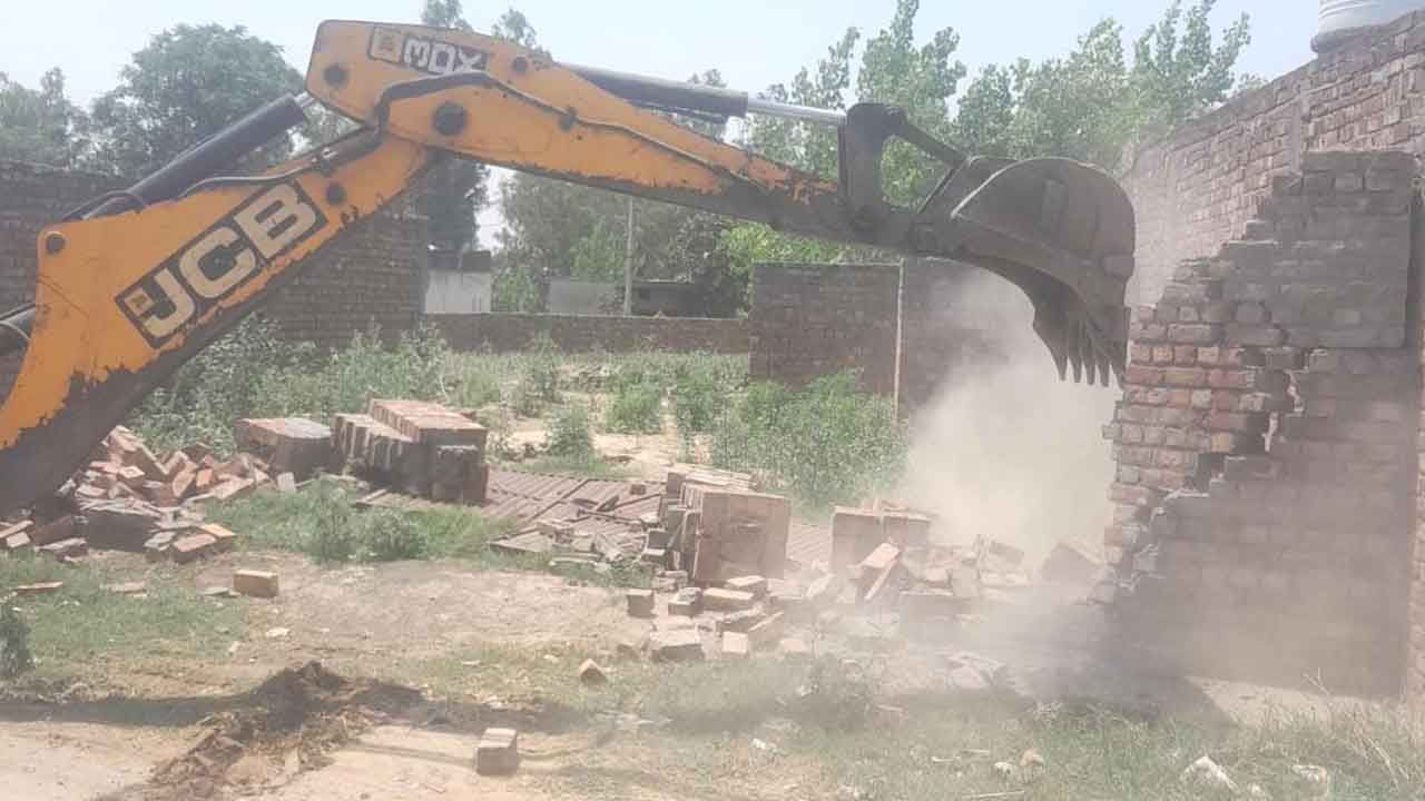 औरंगाबाद में अवैध कब्जों पर चलाया पीला पंजा