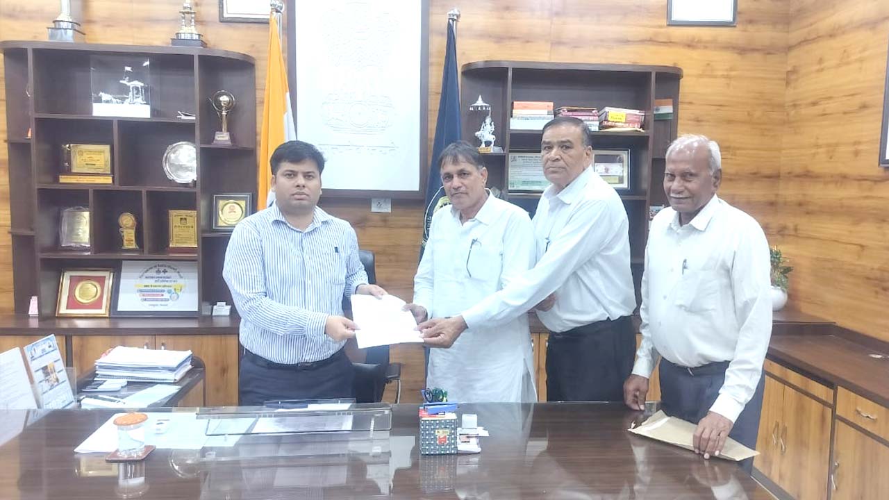 समस्याओं के समाधान की मांग को लेकर डीसी दरबार पहुंचे सेक्टरवासी