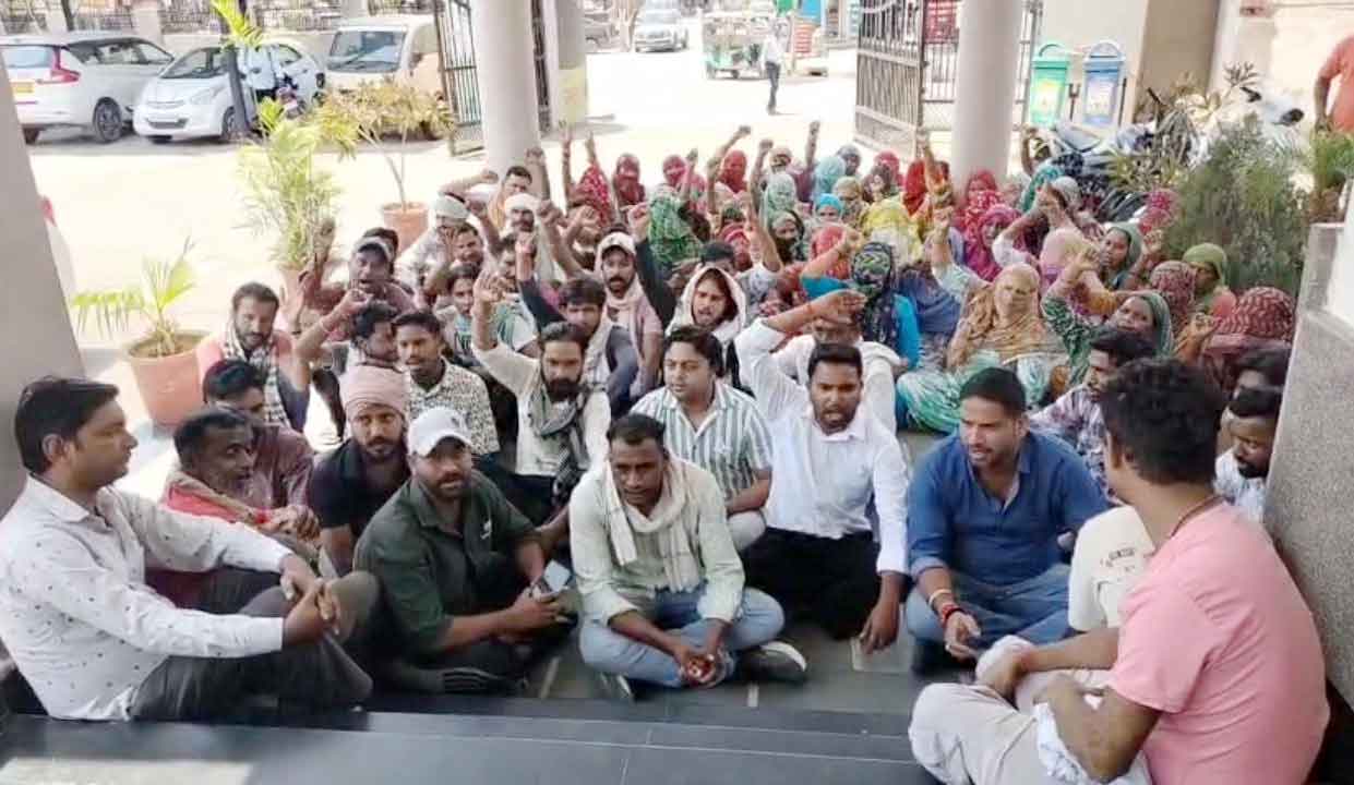 एनजीओ के सफाई कर्मियों के टेंडर में फर्जीवाड़े का आरोप, नगर परिषद कार्यालय पर धरना 