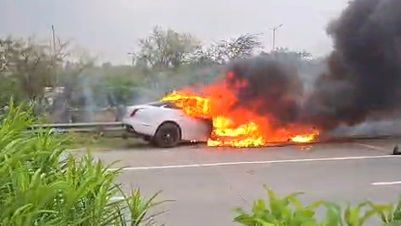 Noida Car Catches Fire: यमुना एक्सप्रेसवे पर चलती जगुआर कार में लगी आग, कुछ ही मिनटों में जलकर राख हुई लग्जरी कार