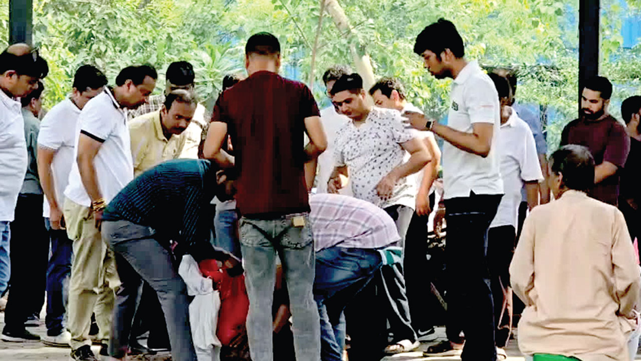 Malviya Nagar Fire Accident: परिवार के पांचों सदस्यों का एक साथ हुआ अंतिम संस्कार