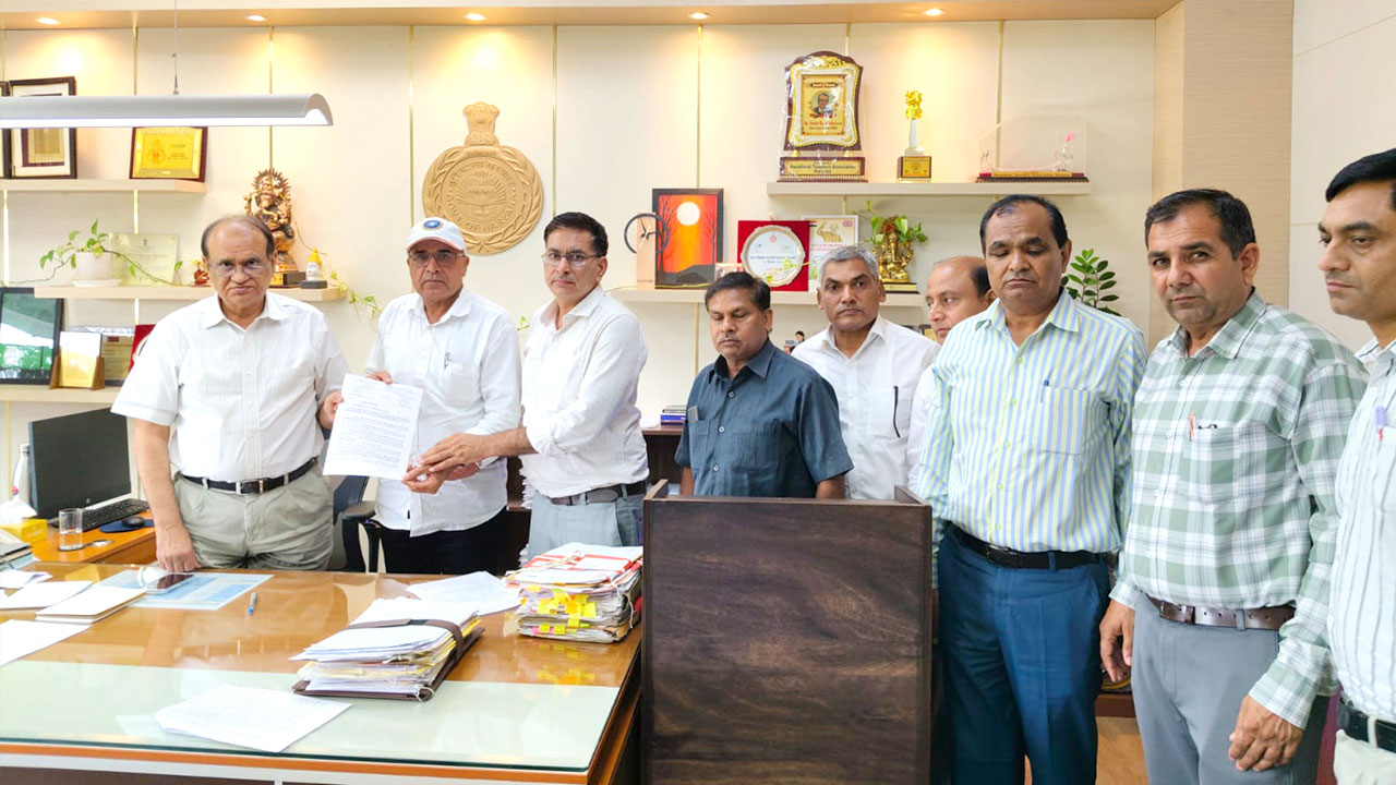 डेमोक्रेटिक स्कूल टीचर एसोसिएशन की मांगों पर शिक्षा निदेशक से सकारात्मक चर्चा