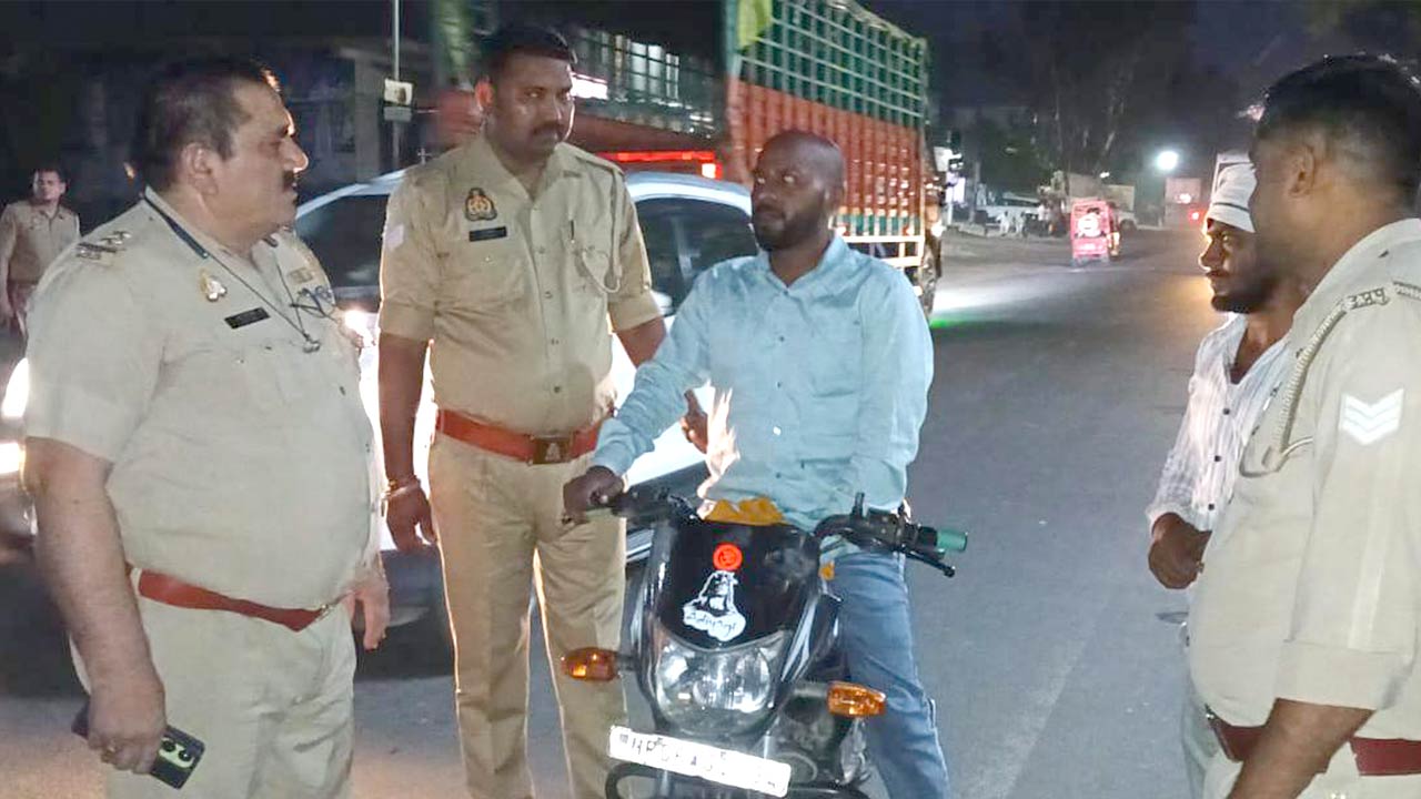 Traffic Challan: चौकी प्रभारी ने यातायात नियमों के उल्लंघन पर काटे चालान