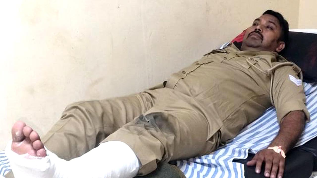 नेशनल हाइवे पर कार की चपेट में आया हेड कांस्टेबल, पैर टूटा