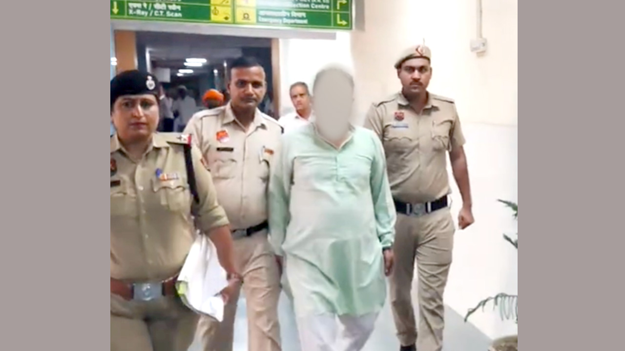 नाबालिग से दुराचार मामले में गिरफ्तार पूर्व सिविल सर्जन कैथल लाया गया, अस्पताल में रिकॉर्ड जांच जारी