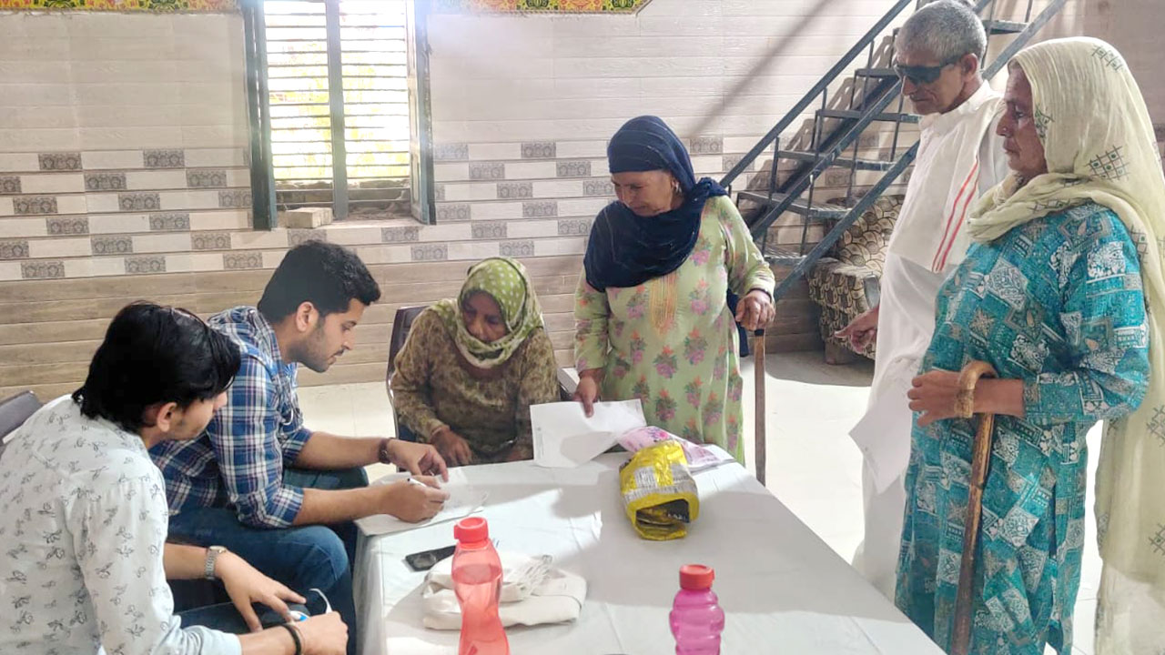 Free Medical Camp: निःशुल्क चिकित्सा शिविर मे 203 मरीजों की जांच 