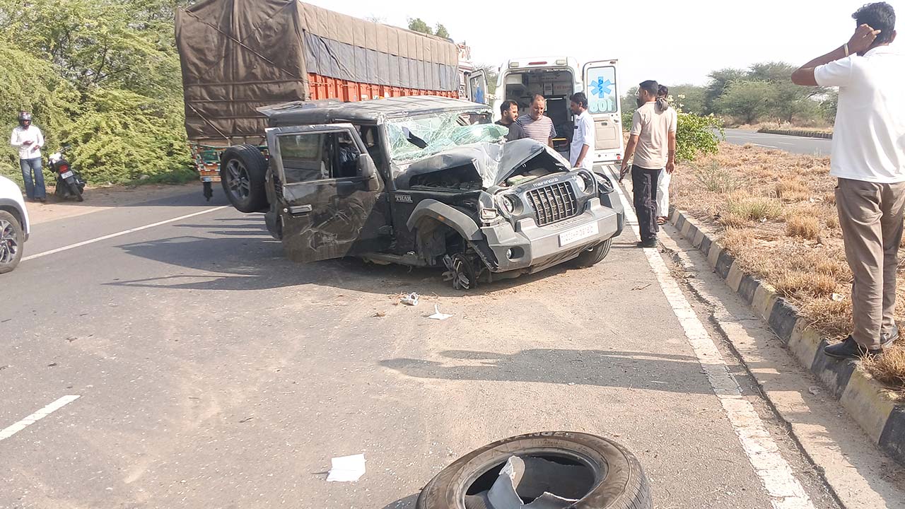 तेज रफ्तार थार डिवाइडर से टकराकर पलटी, तीन घायल
