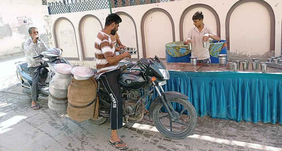 रतिया के इन बच्चों ने छबील लगाकर बुझाई राहगीरों की प्यास