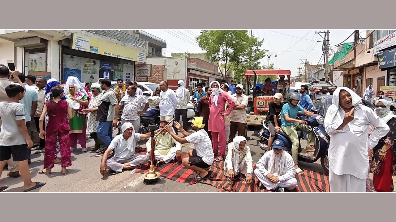 झज्जर चुंगी के पास मेन गली बंद करने पर बवाल, सड़क जाम कर धरने पर बैठे लोग