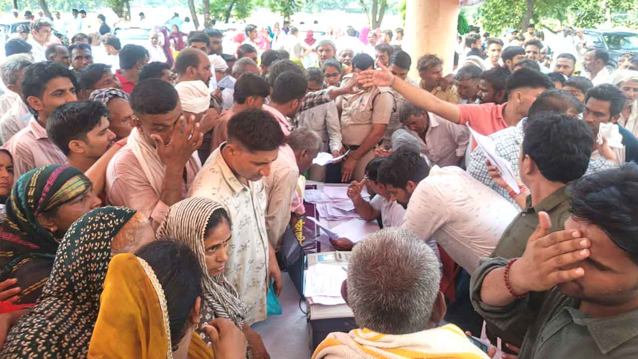 Rojgar Mela: जुलाना में लगा रोजगार मेला, रोजगार अवसरों को बढ़ावा देने के लिए 19 विभाग रहे मौजूद