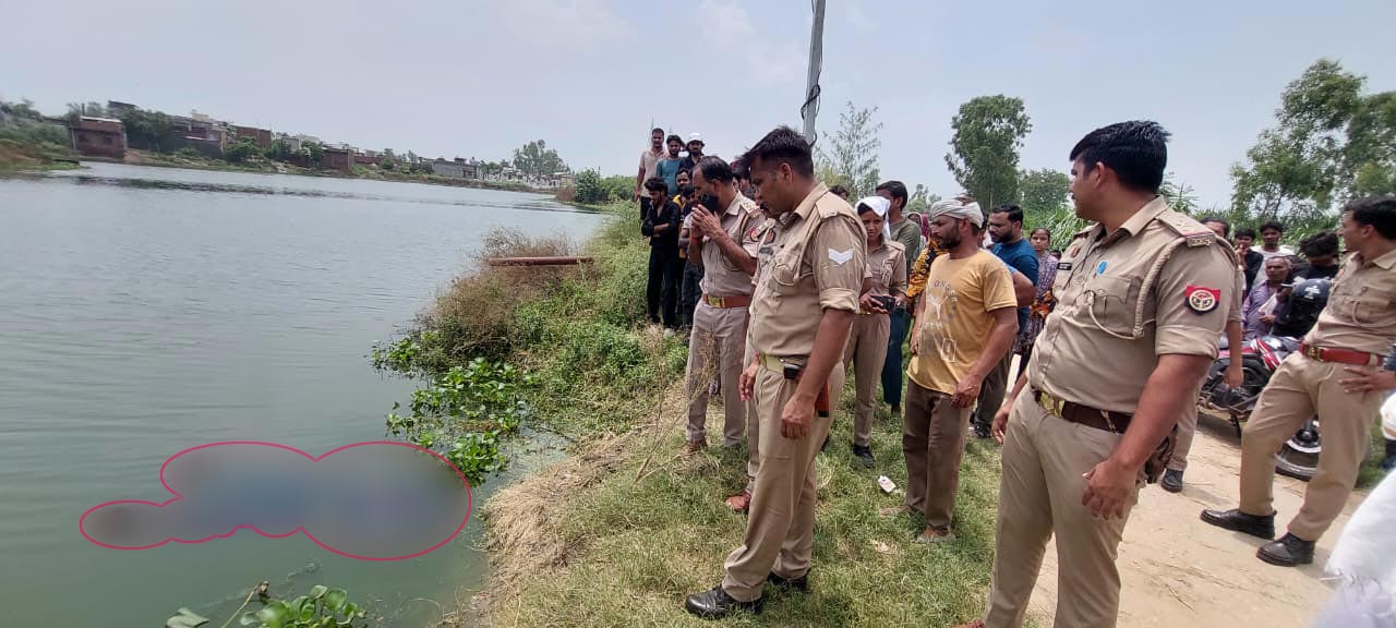 तालाब में शव समझी गई महिला जिंदा निकली, पुलिस और ग्रामीणों ने बचाई जान