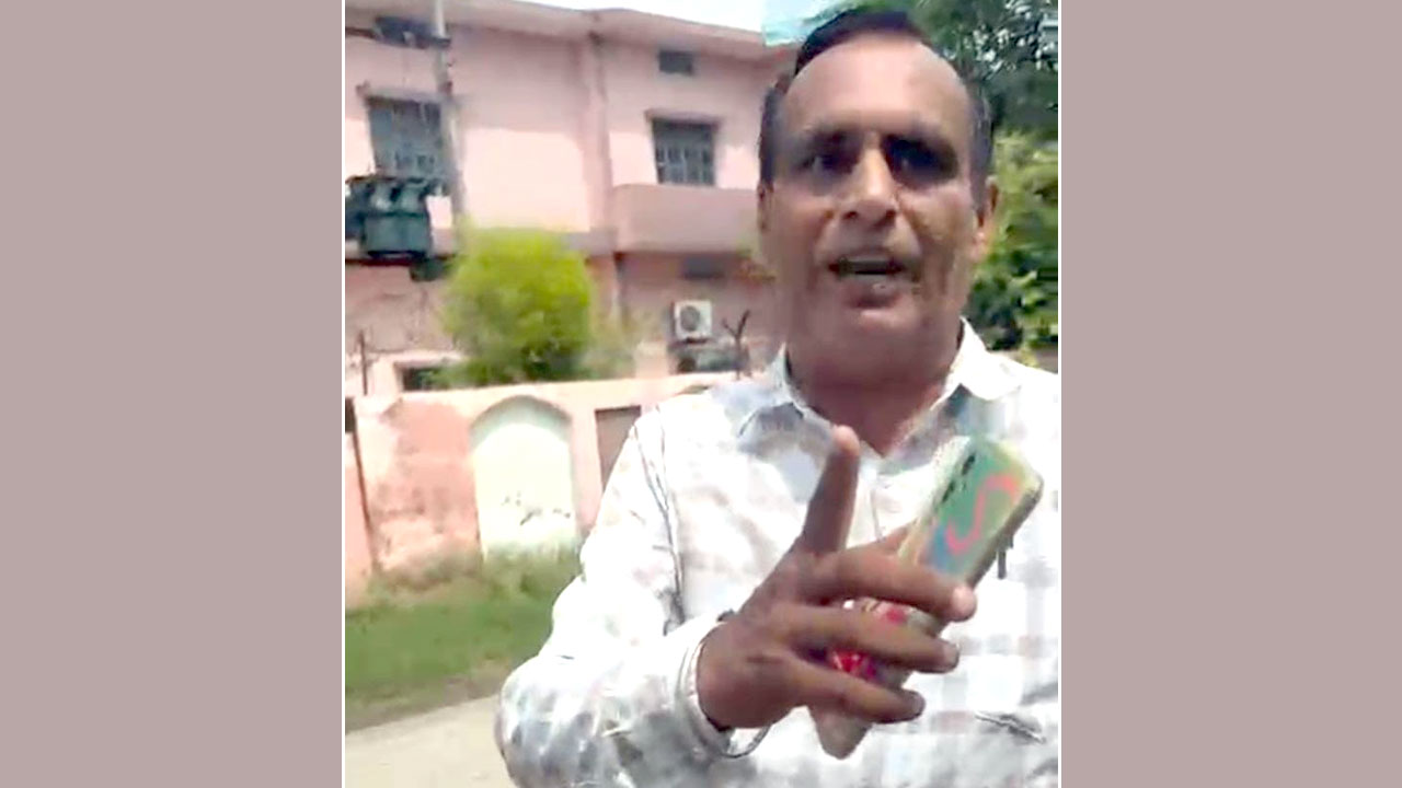 सरकारी रास्ते की पैमाइश पर लेखपाल से नोकझोंक, वीडियो वायरल
