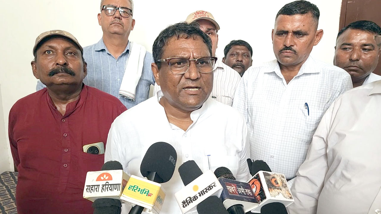 सफाई कर्मचारियों ने दो सितंबर तक बढ़ाई हड़ताल, गंदगी के डेर से जनता परेशान