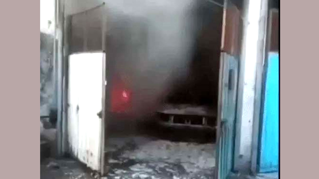 Fire: फैक्टरी और फ्लैट में लगी आग, दर्जनों दमकल गाड़ियों ने पाया काबू