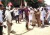 भूना में ग्रामीण सफाई कर्मचारियों का प्रदर्शन, पंचायत मंत्री का पुतला फूंका